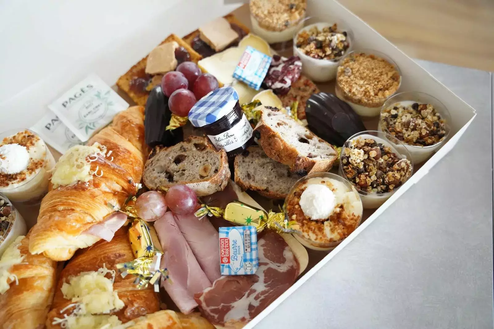 Brunch CocoonBox - Livraison de brunchs à Clermont-Ferrand et agglomération | Contenu de la « Christmas Box Brunch » Family à 53 €