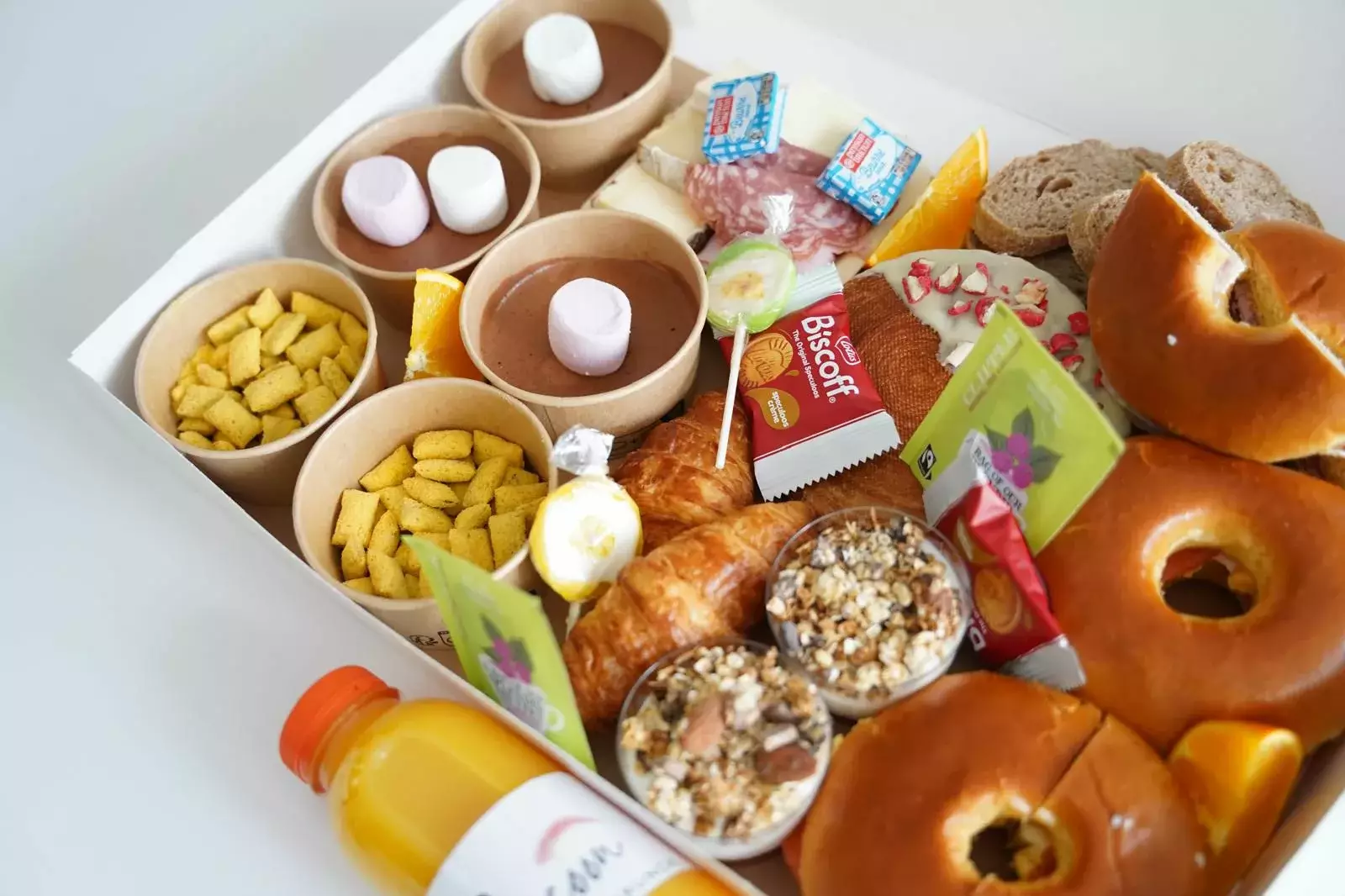 Brunch CocoonBox - Livraison de brunchs à Clermont-Ferrand et agglomération | Contenu de la « Box Brunch Saint-Valentin » Family à 55 €