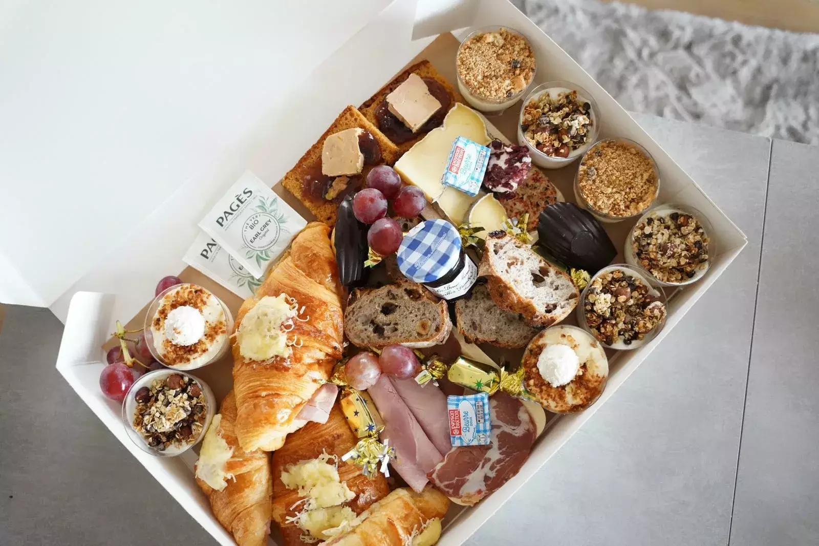 Brunch CocoonBox - Livraison de brunchs à Clermont-Ferrand et agglomération | Contenu de la « Christmas Box Brunch » Family à 53 €