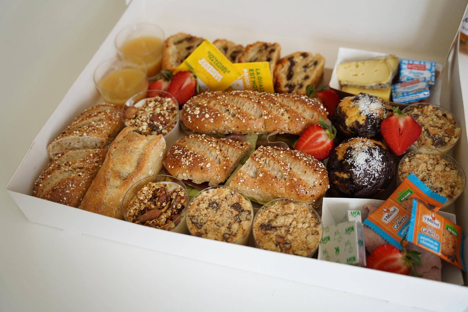 Brunch CocoonBox - Livraison de brunchs à Clermont-Ferrand et agglomération | Contenu de la Box Brunch « Évasion Gourmande » Family à 53 €