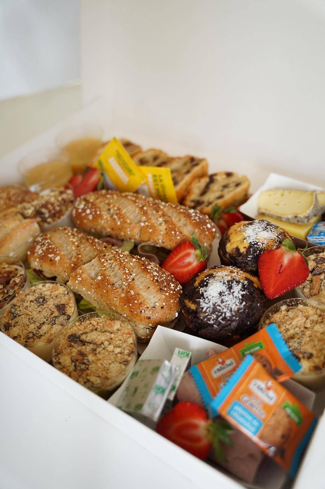 Brunch CocoonBox - Livraison de brunchs à Clermont-Ferrand et agglomération | Contenu de la Box Brunch « Évasion Gourmande » Family à 53 €