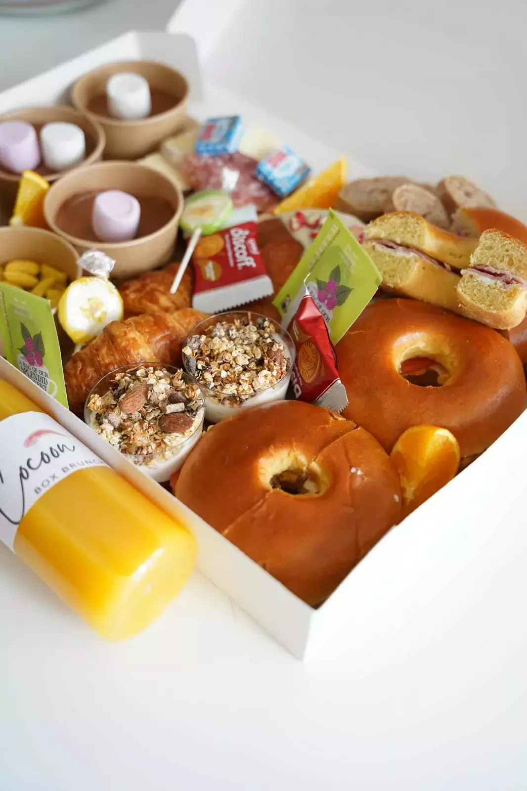 Brunch CocoonBox - Livraison de brunchs à Clermont-Ferrand et agglomération | Contenu de la « Box Brunch Saint-Valentin » Family à 55 €