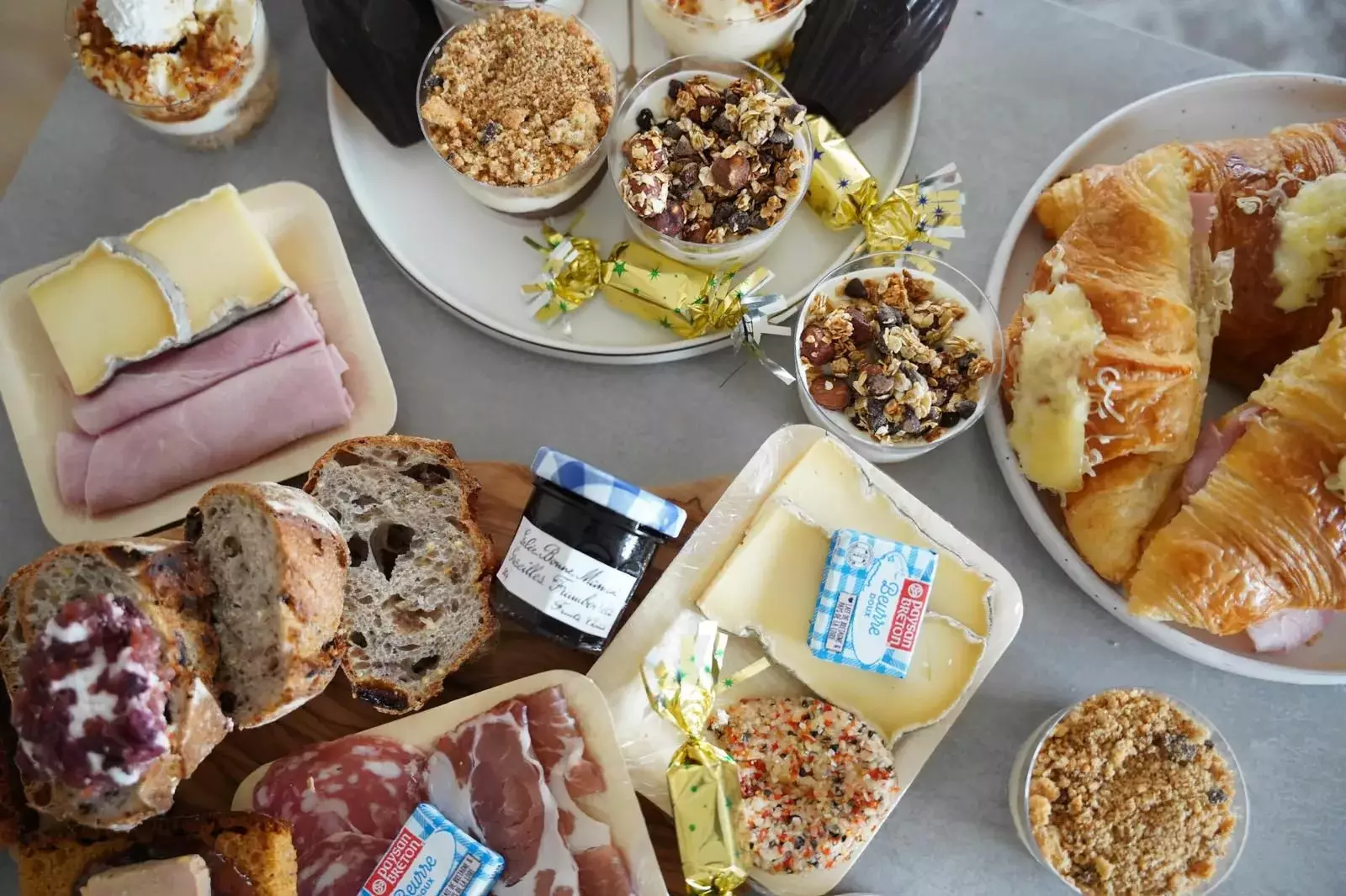 Brunch CocoonBox - Livraison de brunchs à Clermont-Ferrand et agglomération | Contenu de la « Christmas Box Brunch » Family à 53 €