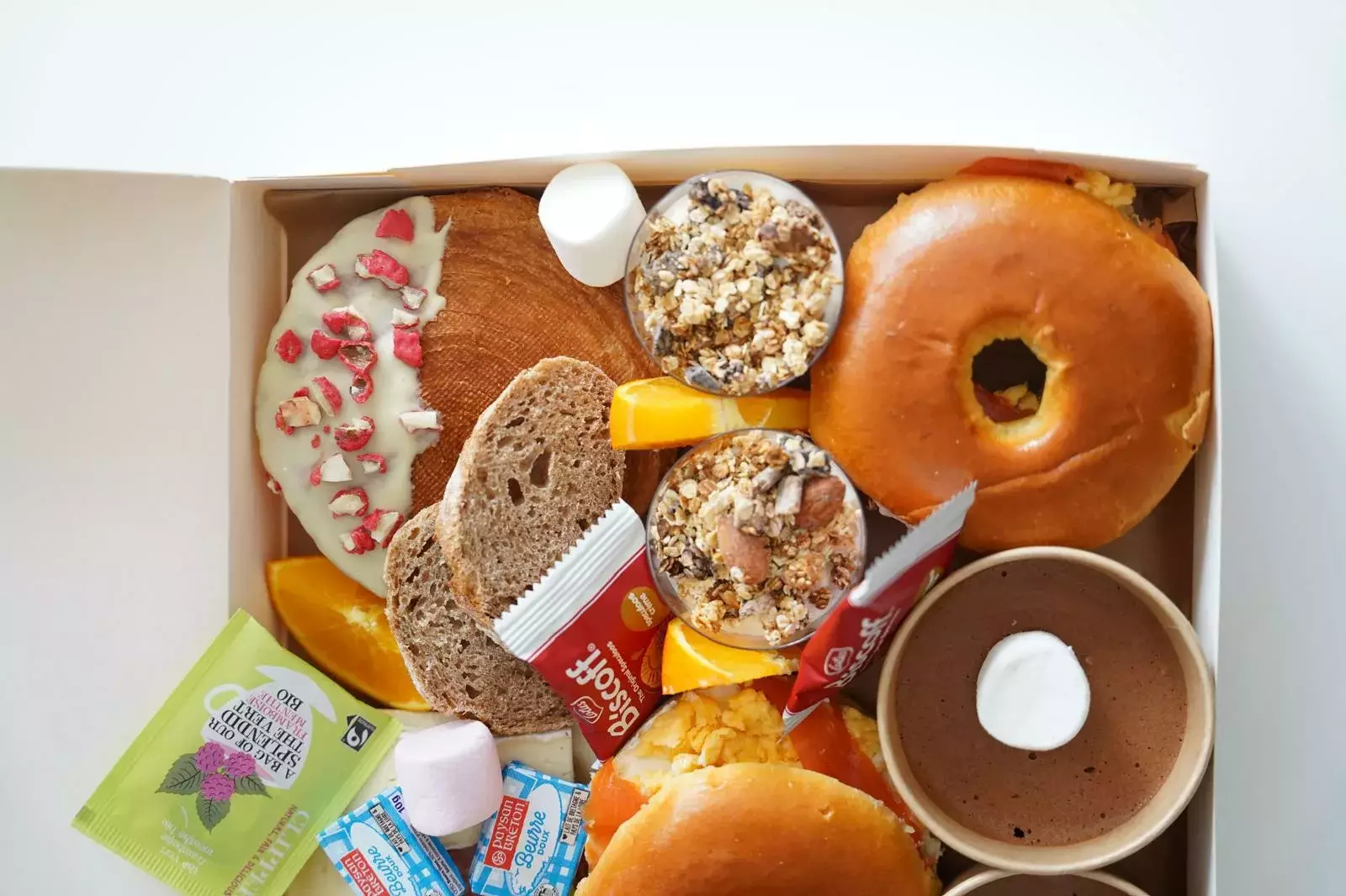 Brunch CocoonBox - Livraison de brunchs à Clermont-Ferrand et agglomération | Contenu de la « Box Brunch Saint-Valentin » Duo à 45 €