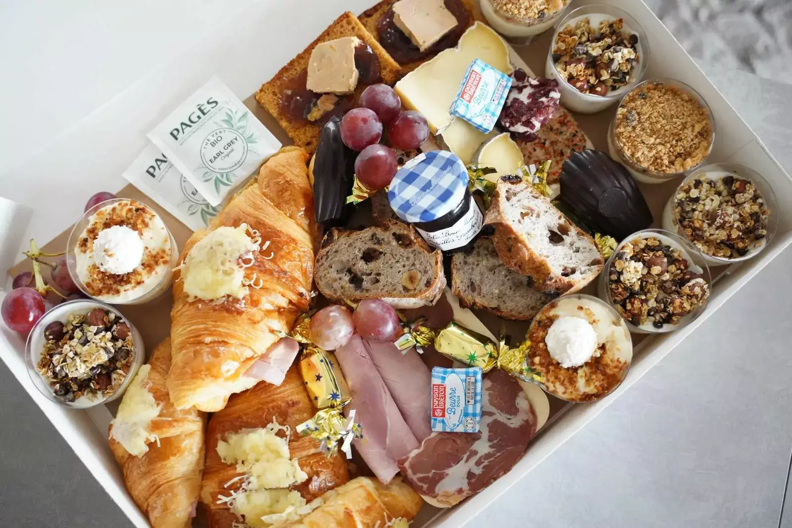 Brunch CocoonBox - Livraison de brunchs à Clermont-Ferrand et agglomération | Contenu de la « Christmas Box Brunch » Family à 53 €