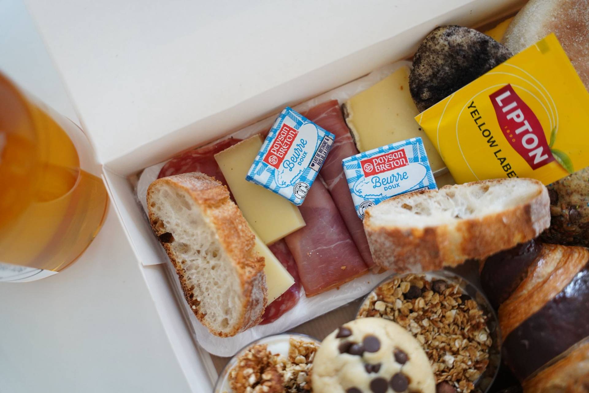 Brunch CocoonBox - Livraison de brunchs à Clermont-Ferrand et agglomération | Contenu de la Box Brunch « Les P’tits Plaisirs » Duo à 43 €