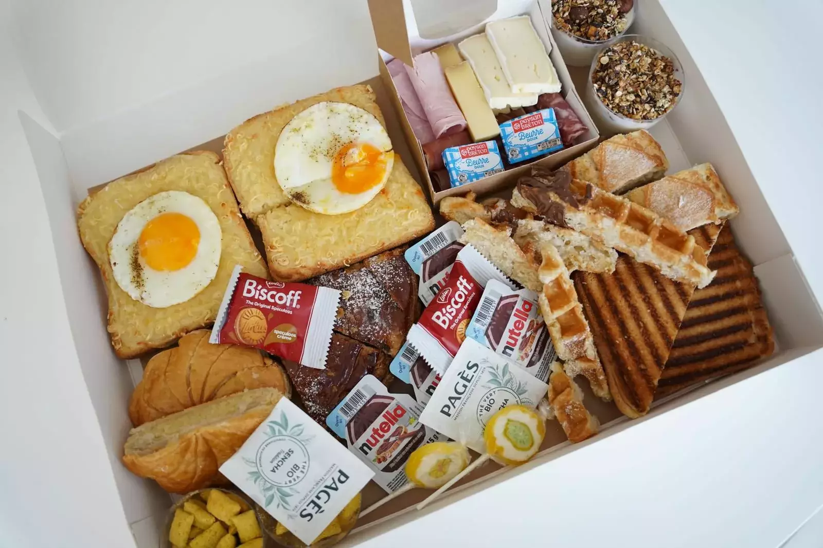 Brunch CocoonBox - Livraison de brunchs à Clermont-Ferrand et agglomération | Contenu de la « Box Brunch Royale » Family à 53 €