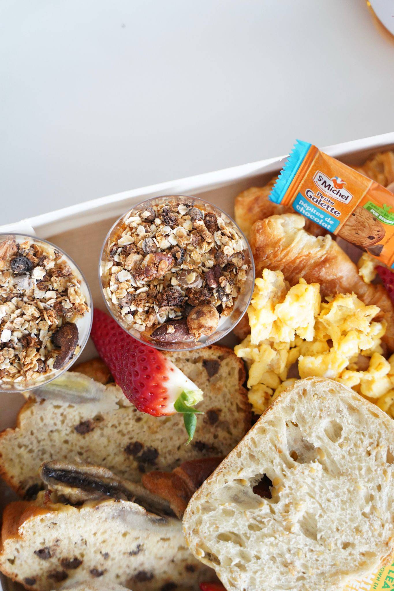 Brunch CocoonBox - Livraison de brunchs à Clermont-Ferrand et agglomération | Contenu de la « Box Brunch Fleury » Solo à 27 €