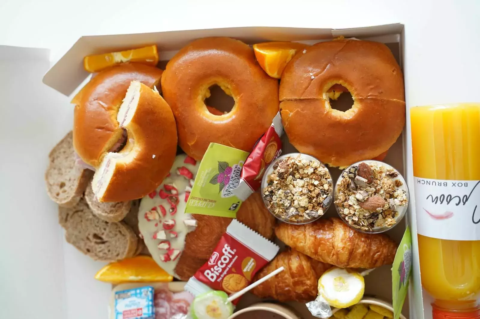 Brunch CocoonBox - Livraison de brunchs à Clermont-Ferrand et agglomération | Contenu de la « Box Brunch Saint-Valentin » Family à 55 €