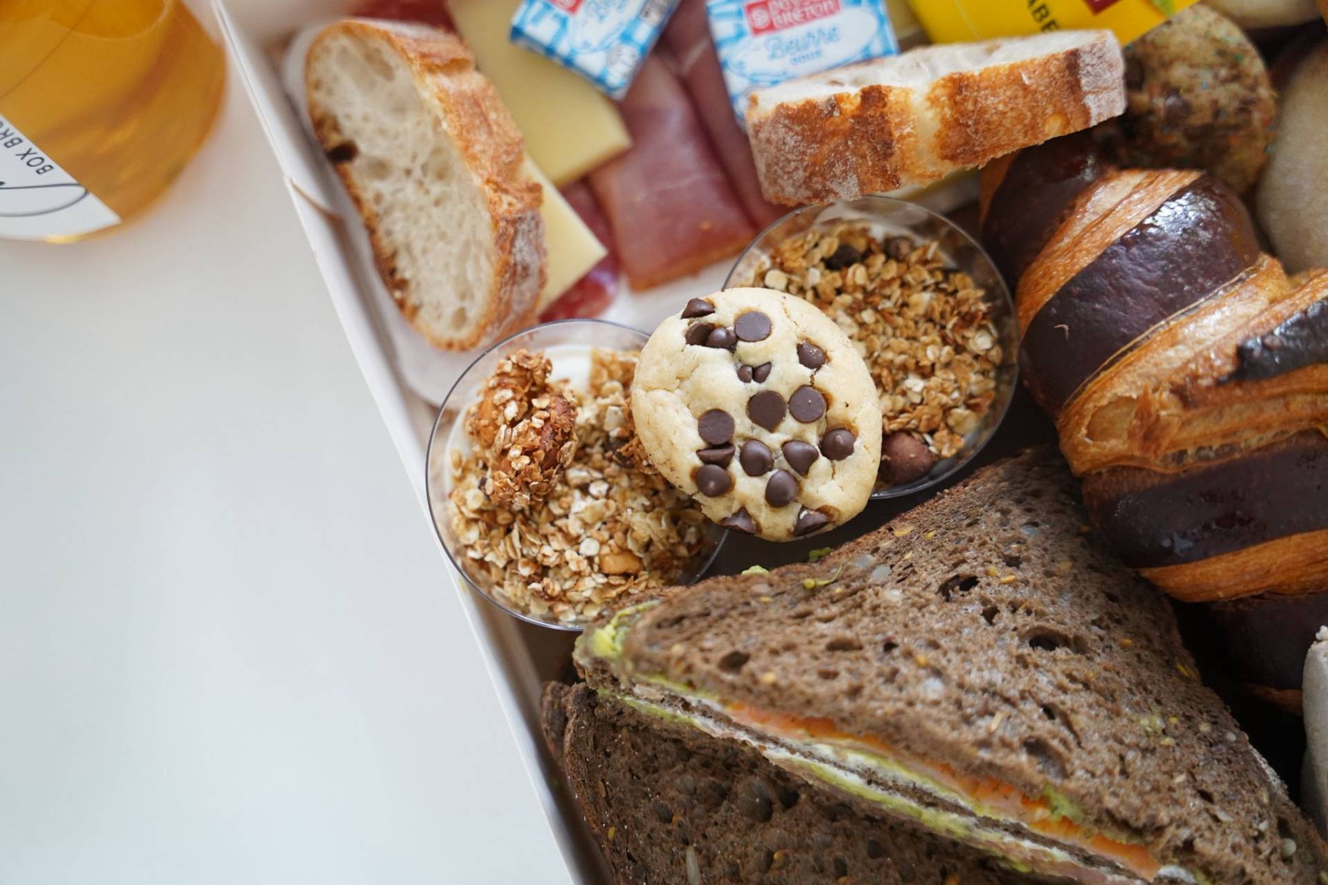 Brunch CocoonBox - Livraison de brunchs à Clermont-Ferrand et agglomération | Contenu de la Box Brunch « Les P’tits Plaisirs » Solo à 27 €