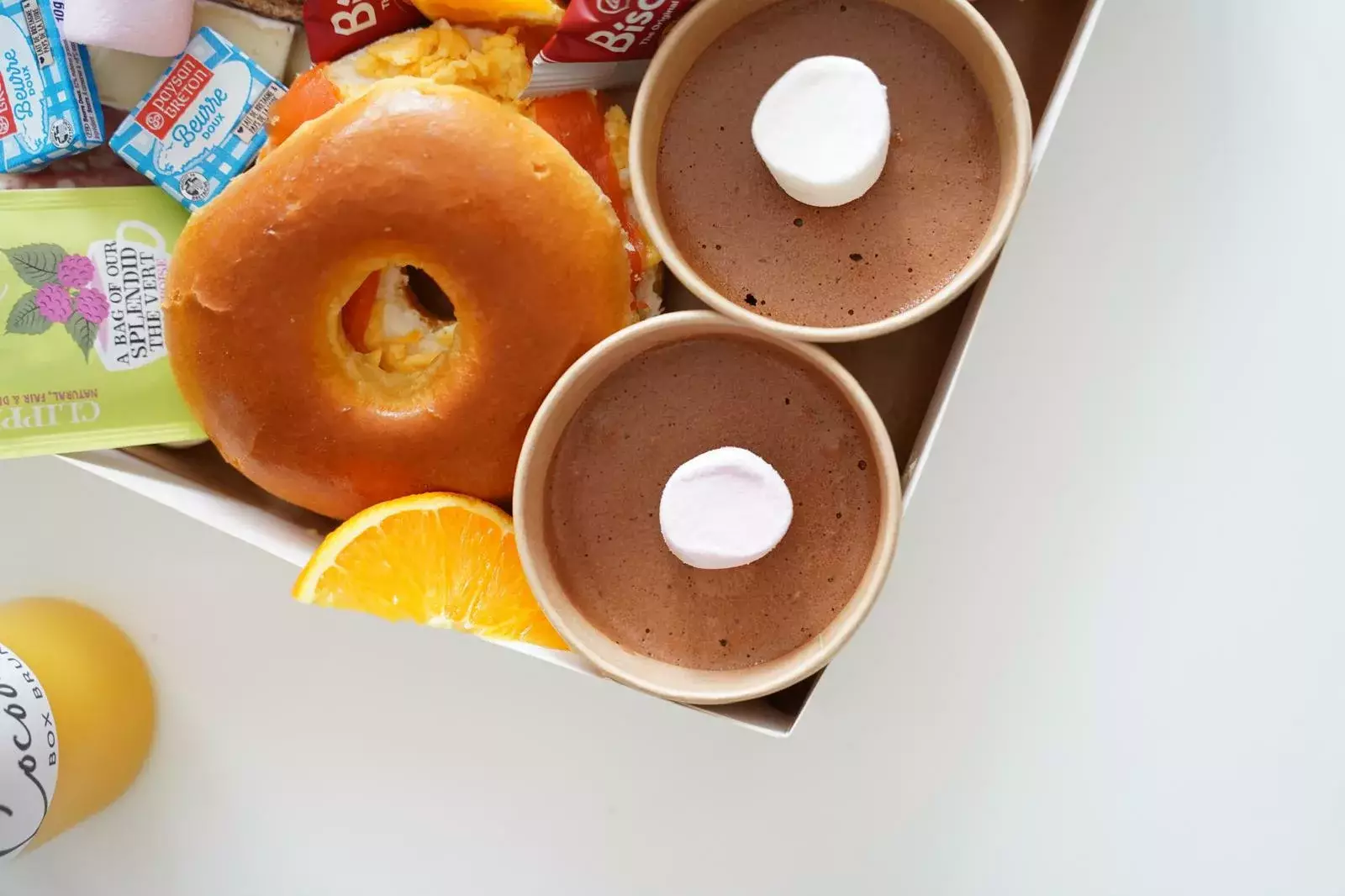 Brunch CocoonBox - Livraison de brunchs à Clermont-Ferrand et agglomération | Contenu de la « Box Brunch Saint-Valentin » Family à 55 €