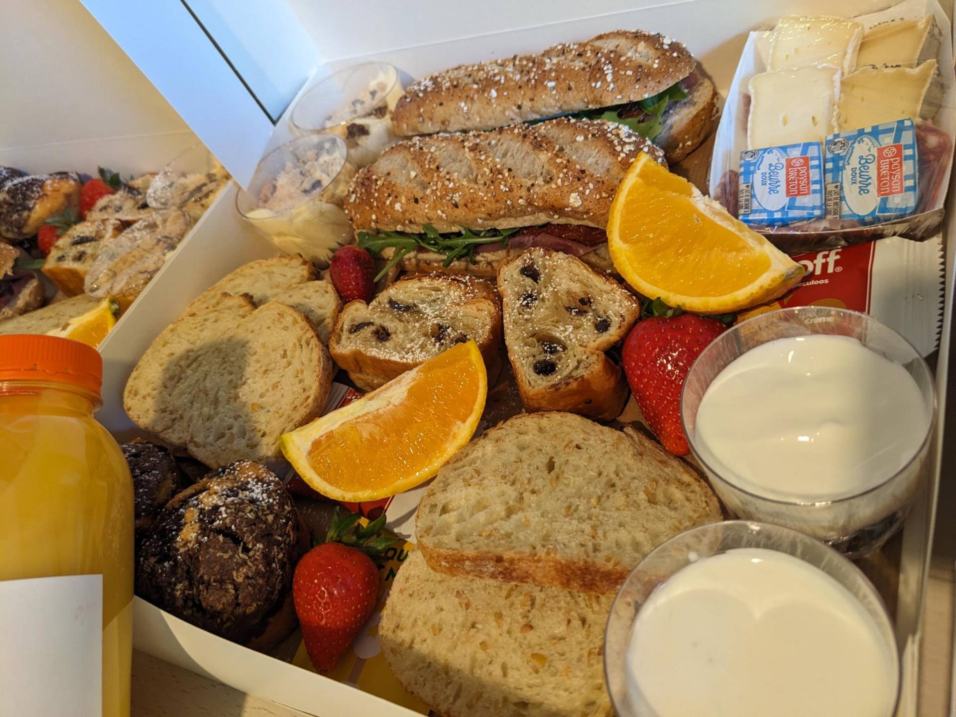 Brunch CocoonBox - Livraison de brunchs à Clermont-Ferrand et agglomération | Contenu de la Box Brunch « Évasion Gourmande » Duo à 43 €
