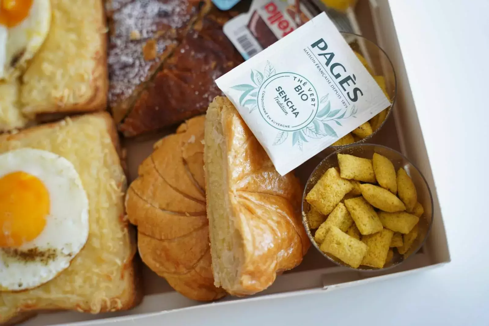 Brunch CocoonBox - Livraison de brunchs à Clermont-Ferrand et agglomération | Contenu de la « Box Brunch Royale » Family à 53 €