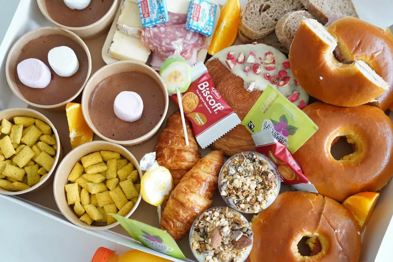 Brunch CocoonBox - Livraison de brunchs à Clermont-Ferrand et agglomération | Contenu de la « Box Brunch Saint-Valentin » Family à 55 €