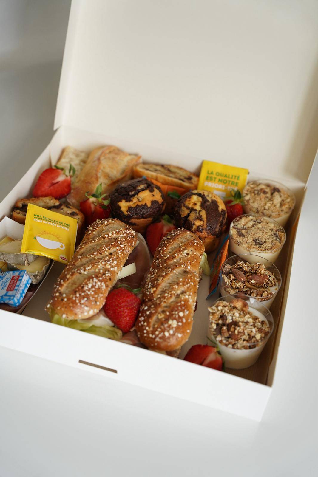 Brunch CocoonBox - Livraison de brunchs à Clermont-Ferrand et agglomération | Contenu de la Box Brunch « Évasion Gourmande » Solo à 27 €